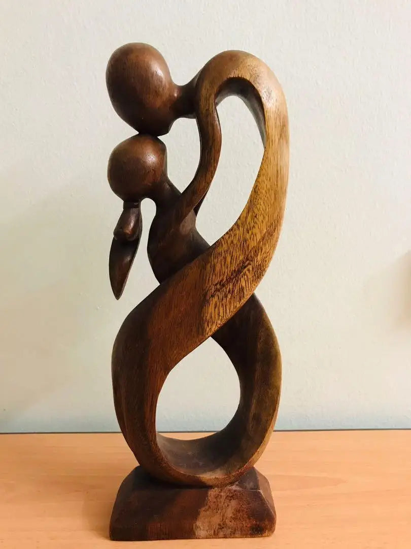 "Kiss Me" Romantische Liebesstatue, Umarmung, Harz, abstrakt, moderne Kunstskulptur, dekoratives Heim-Geschenk, 26x11 cm